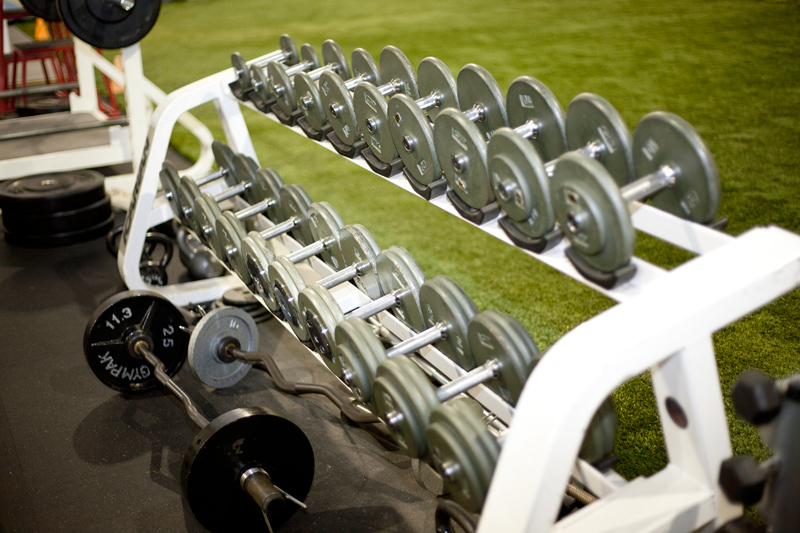 Una ventaja de pertenecer al gimnasio es que no necesita invertir en equipo.A medida que avance en su plan de ejercicio, descubrirá que superará sus limitaciones anteriores.Si comienza con un pequeño grupo de pesas, entonces hay una buena posibilidad de que meses después necesite invertir en equipos actualizados a medida que mejoren sus capacidades.