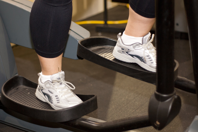 La actividad aeróbica se refiere a la fuente de energía utilizada por sus fibras musculares.La actividad aeróbica en los músculos usa oxígeno y, por lo tanto, quema los enlaces carbono-carbono de la grasa y los azúcares para obtener energía.La necesidad de administrar oxígeno muscular le indica a su corazón que debe latir más rápido y que sus pulmones aumenten su ritmo de respiración para suministrar más oxígeno.La actividad aeróbica que representa solicitudes repetidas a su corazón y pulmones, en realidad los hace mejores para hacer su trabajo.