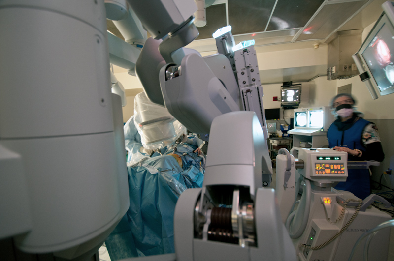 La cirugía mínimamente invasiva ahora tiene un arsenal tecnológico que puede ayudar a facilitar su operación y acelerar su recuperación.Algunas operaciones requieren una combinación de robótica y laparoscopia y toracoscopia tradicionales.En ocasiones, se usan otras modalidades de imágenes que incluyen la endoscopia para visualizar dentro de los intestinos y la fluoroscopia que pueden visualizar sus órganos con una radiografía durante una operación compleja.
